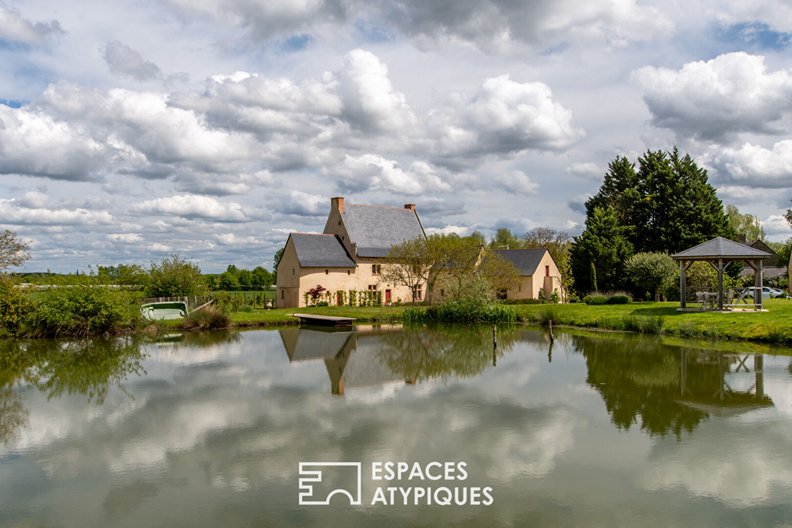 Majestic 15th century manor house in its park