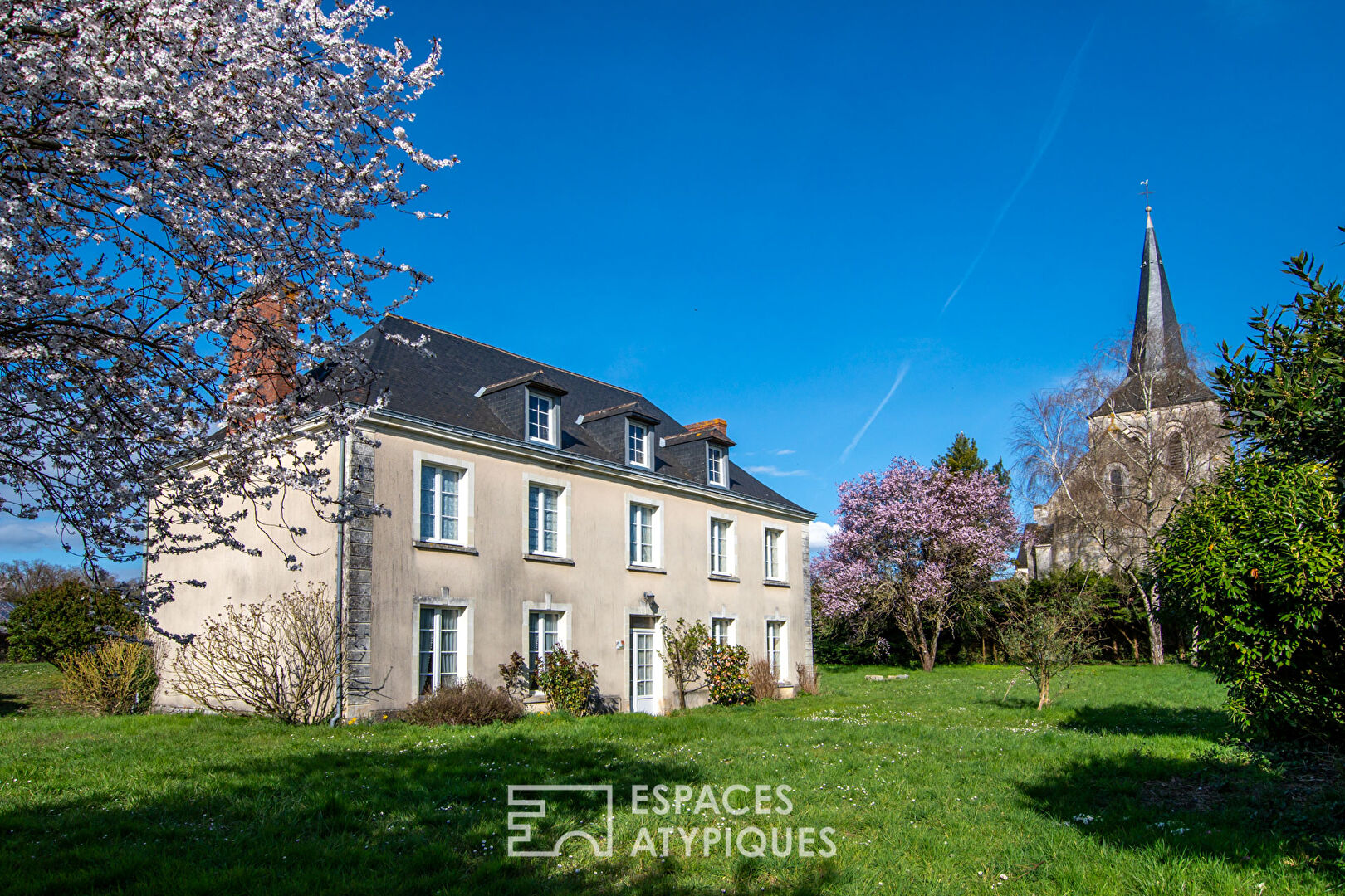 Ancien presbytère dans son écrin de verdure