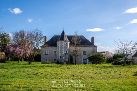 Ancien presbytère dans son écrin de verdure