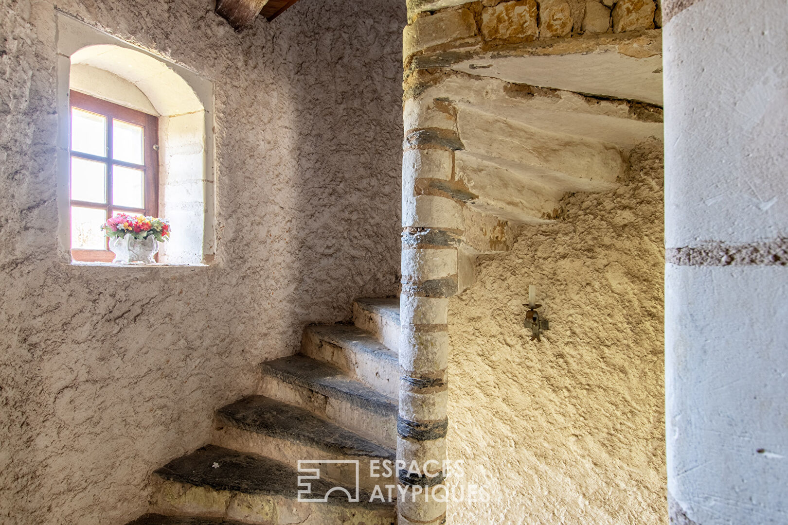 Ancien presbytère dans son écrin de verdure