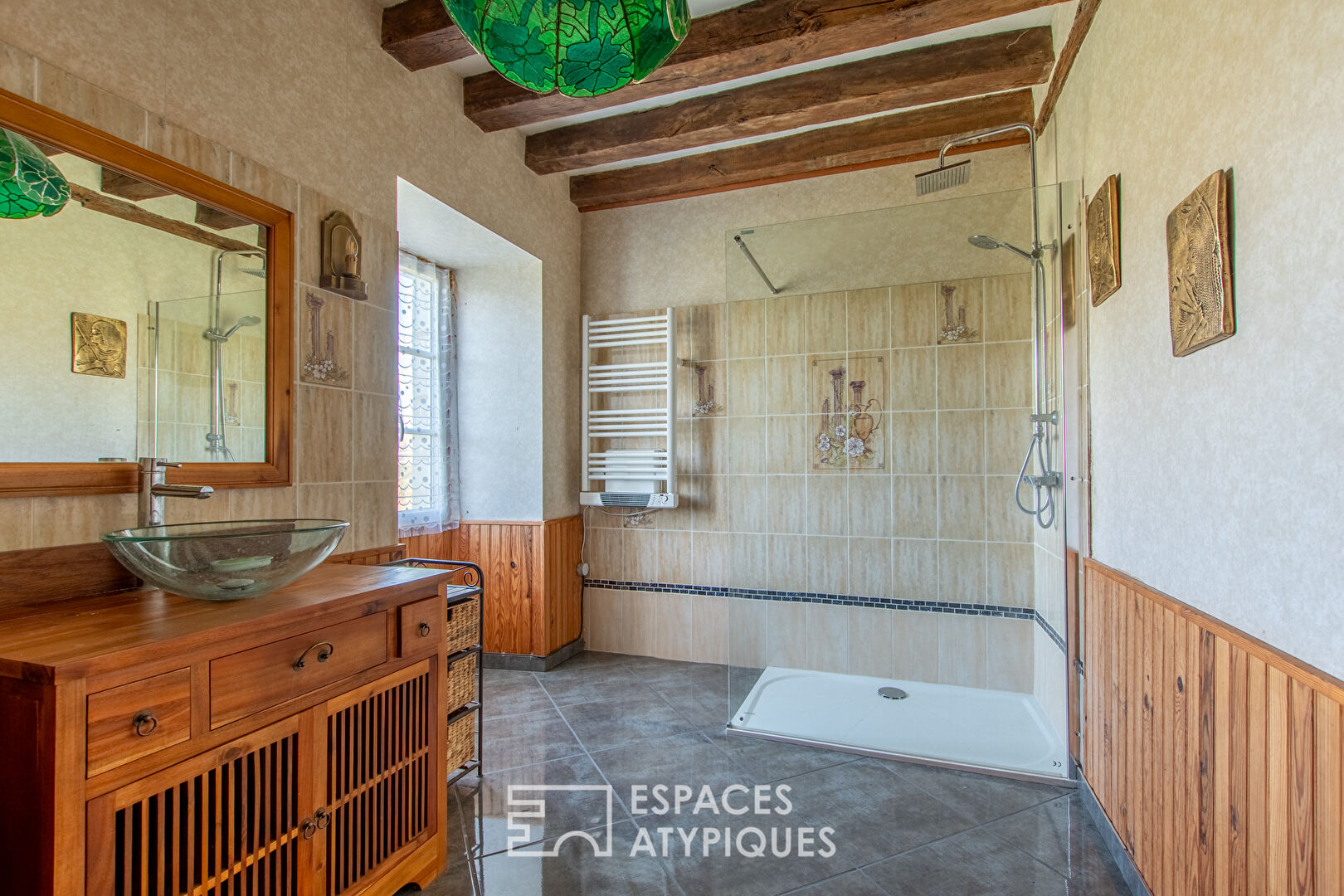 Ancien presbytère dans son écrin de verdure