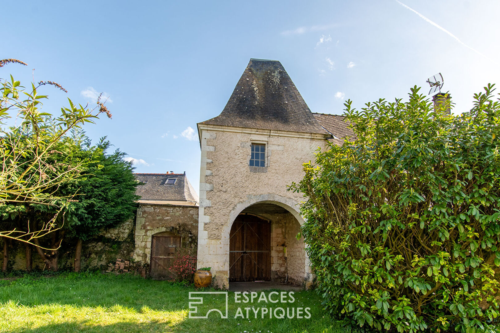 Ancien presbytère dans son écrin de verdure
