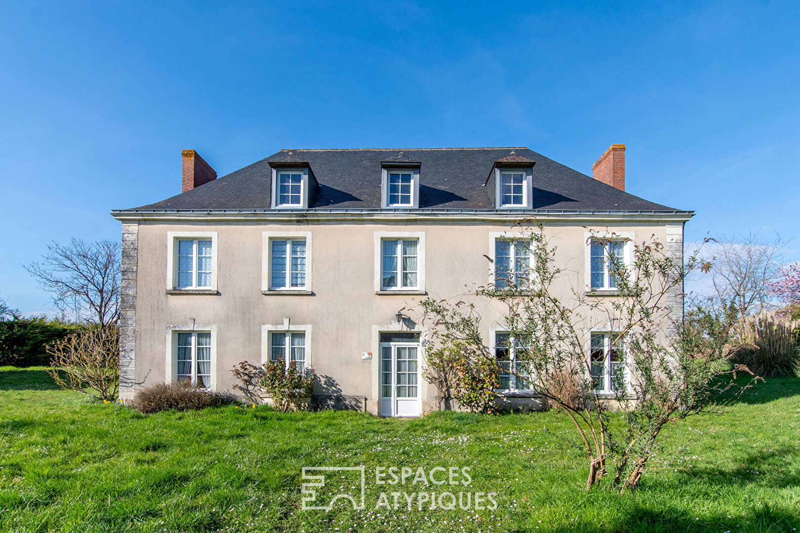 Ancien presbytère dans son écrin de verdure