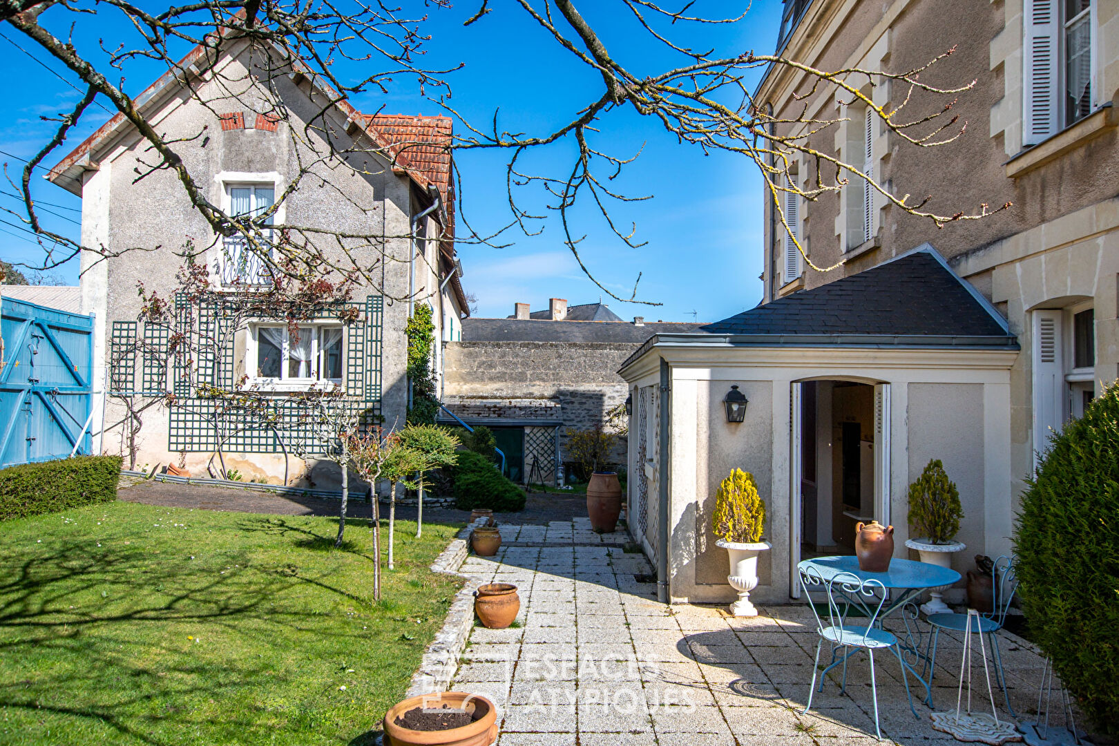 Maison de maître et dépendance en coeur de ville