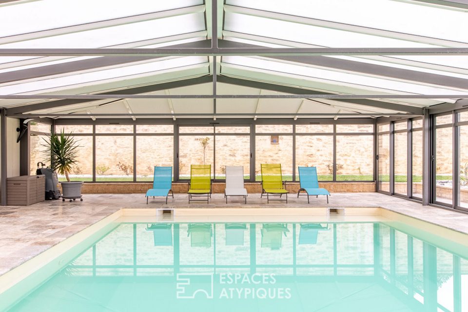Propriété contemporaine avec piscine intérieure