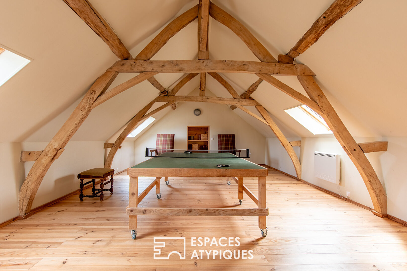 Belle Propriété au cadre champêtre avec prairie et boxes pour chevaux