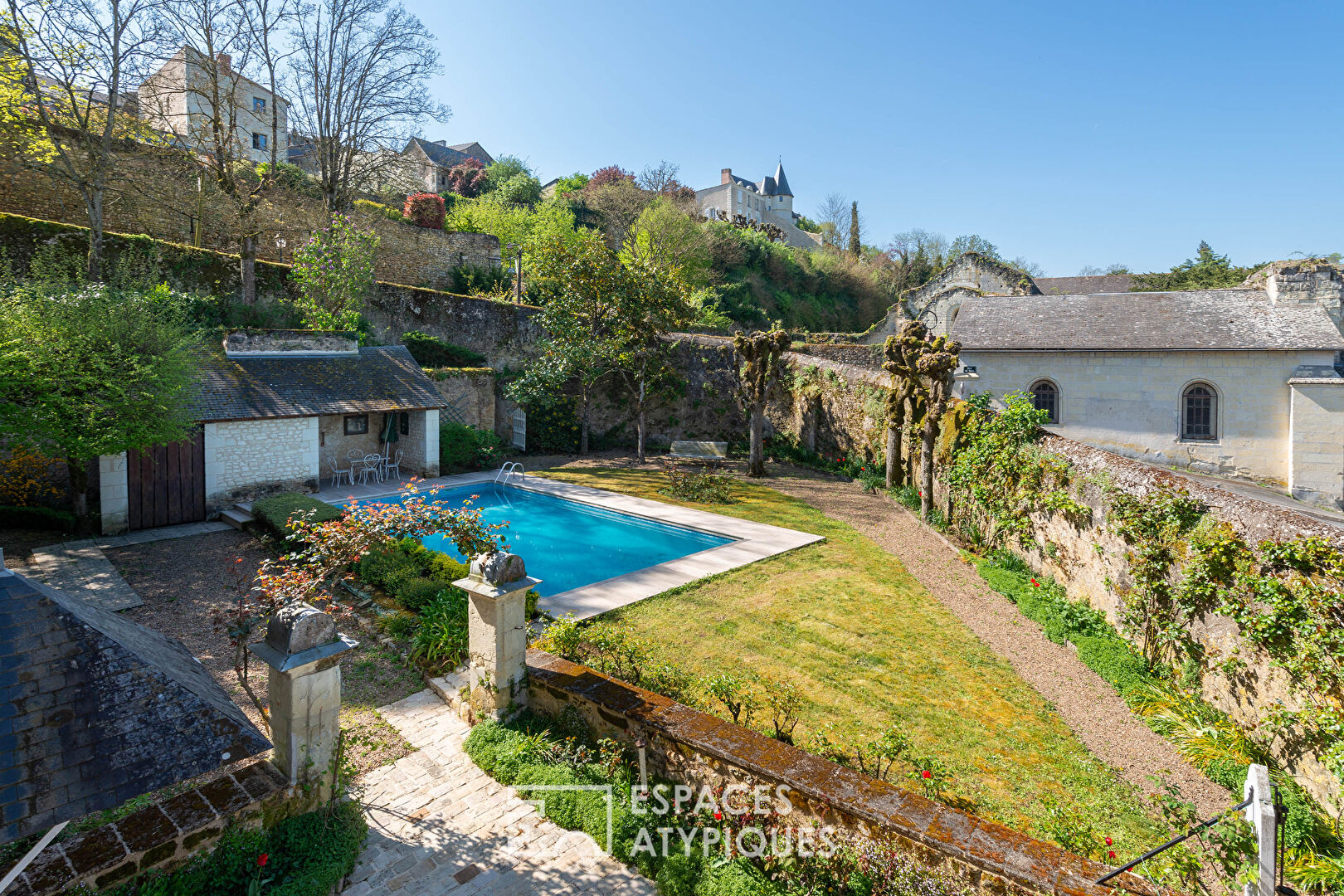 Presbytère de caractère avec vue sur château