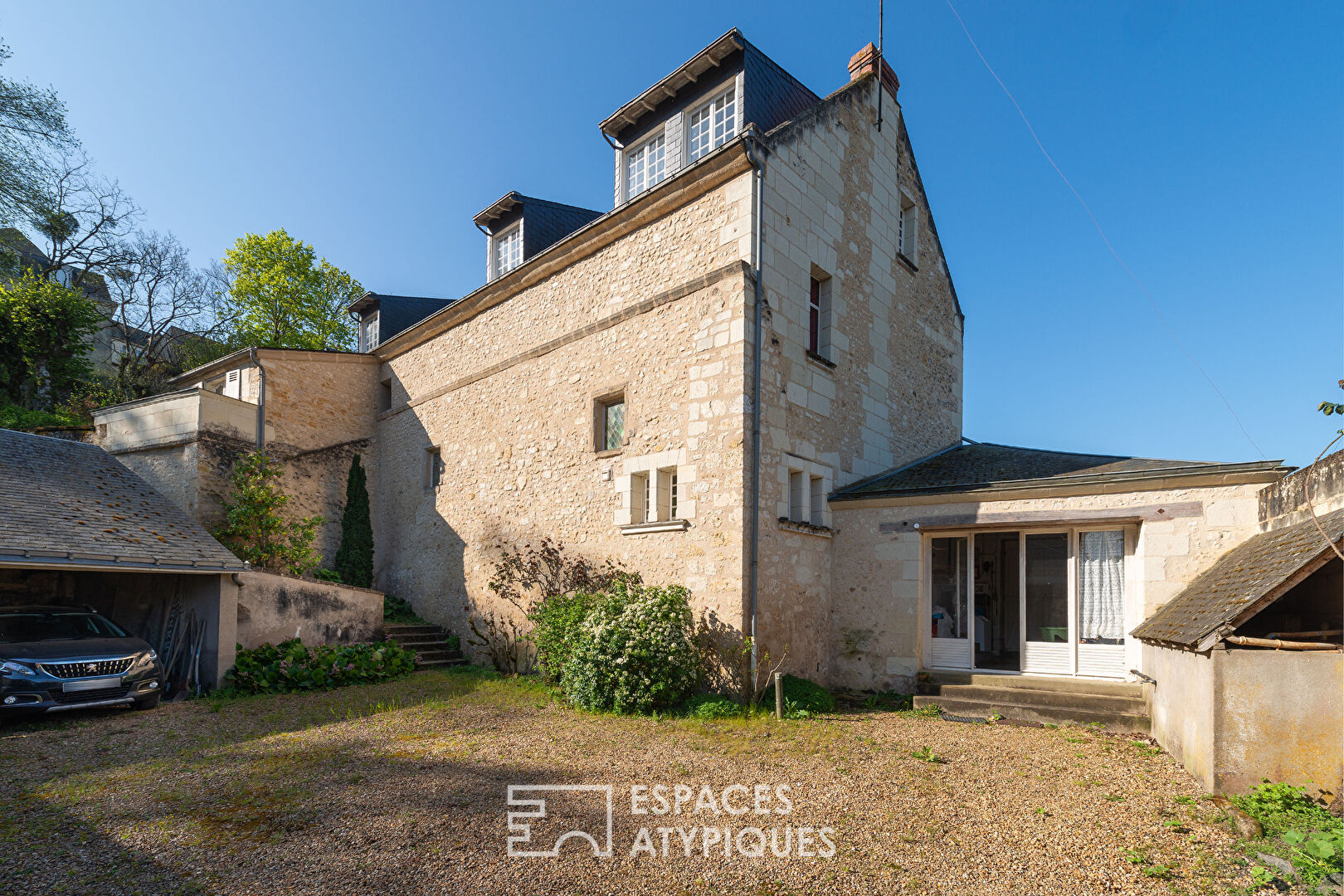 Presbytère de caractère avec vue sur château