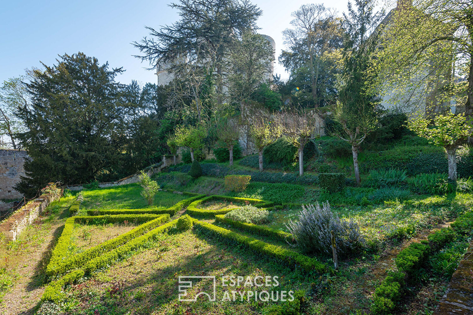 Presbytère de caractère avec vue sur château