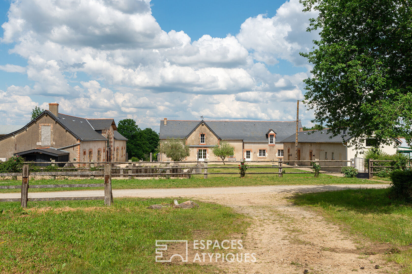 Ancien ferme rénovée avec gîte et dépendances