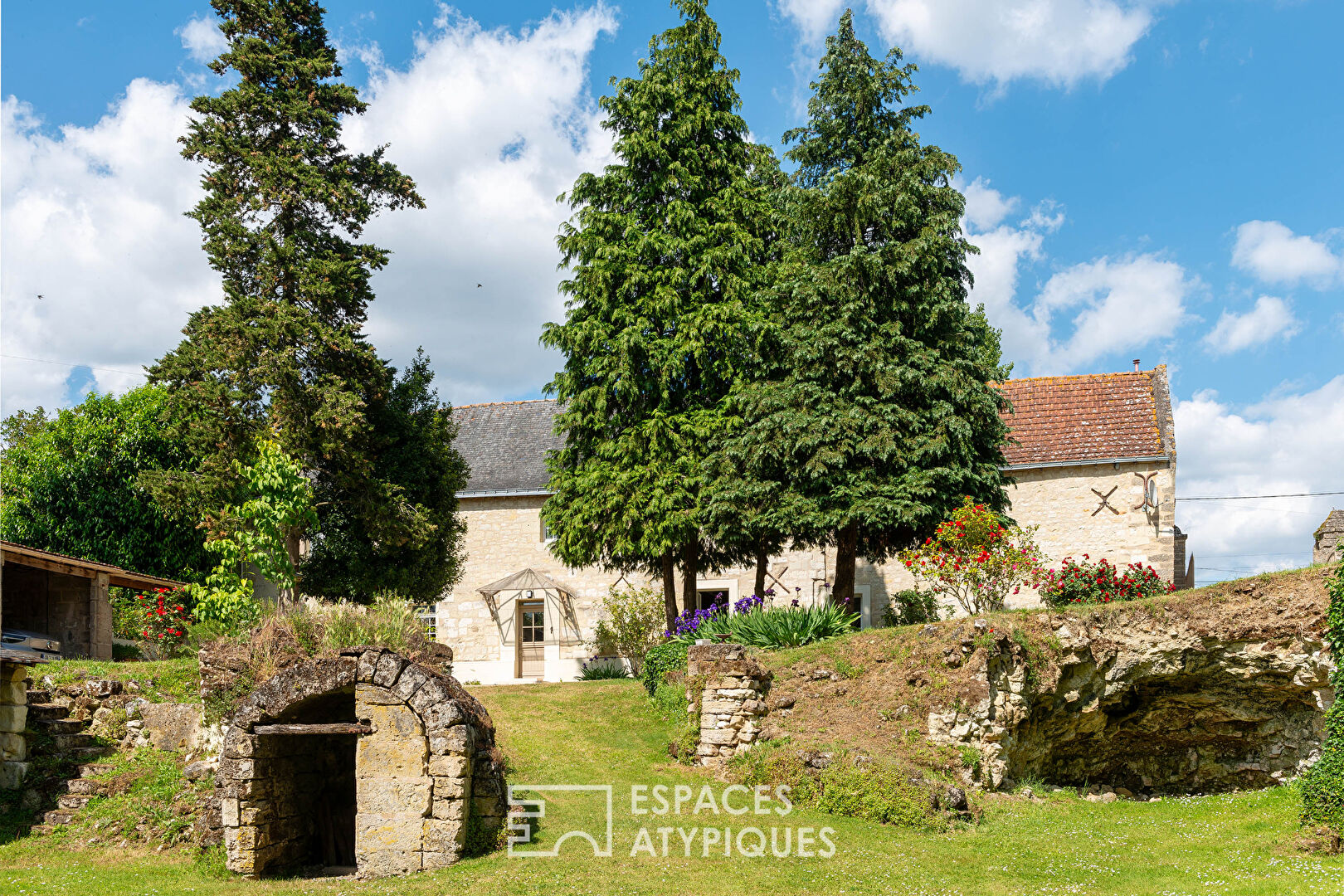 Longère de charme et site troglodyte