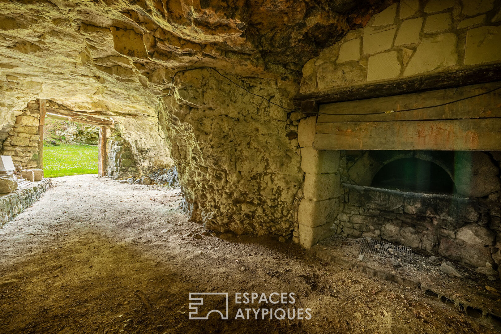 Longère de charme et site troglodyte