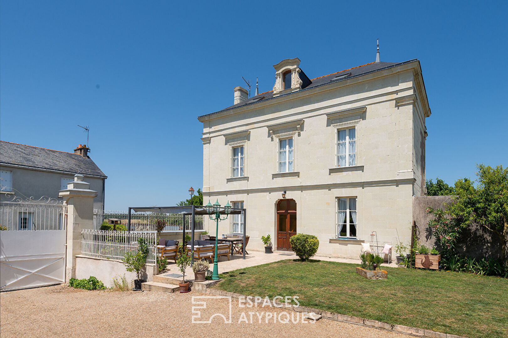 Maison de Maître et dépendances, entre bourg et campagne.