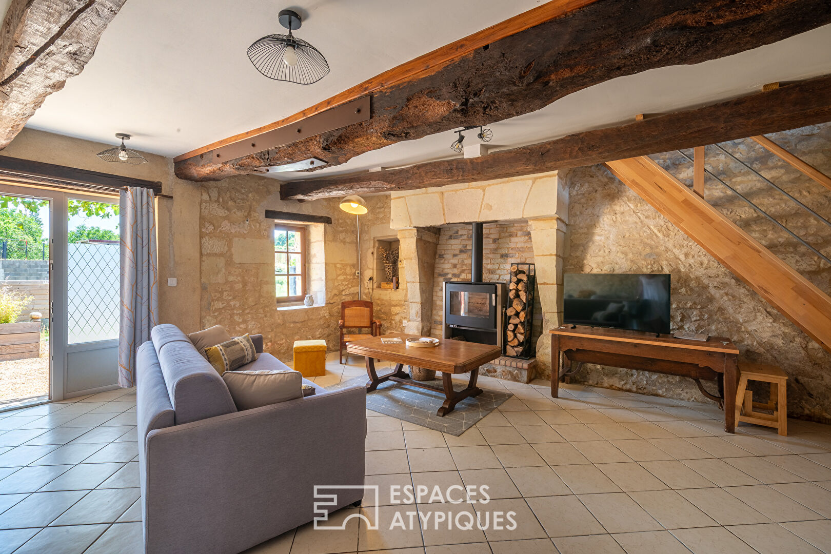 Maison de Maître et dépendances, entre bourg et campagne.