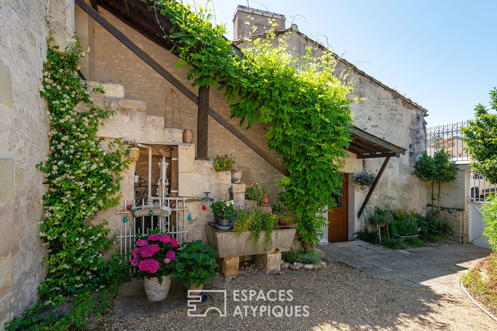 Maison de Maître et dépendances, entre bourg et campagne.