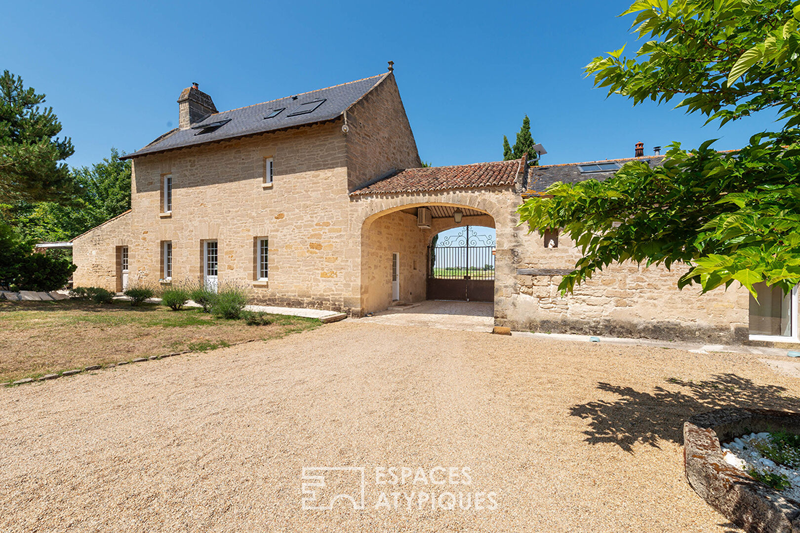 Propriété de caractère du XVIème siècle avec gîte et extérieurs d’exception