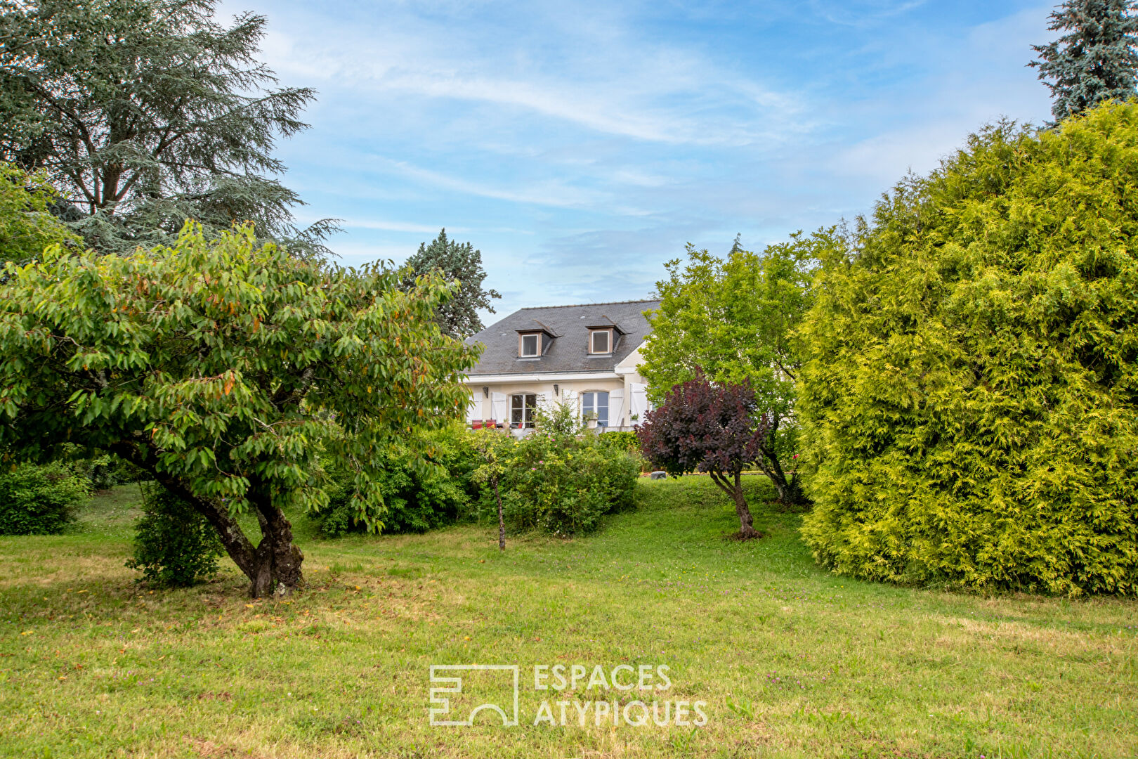 Maison dans son parc avec vie de plain-pied