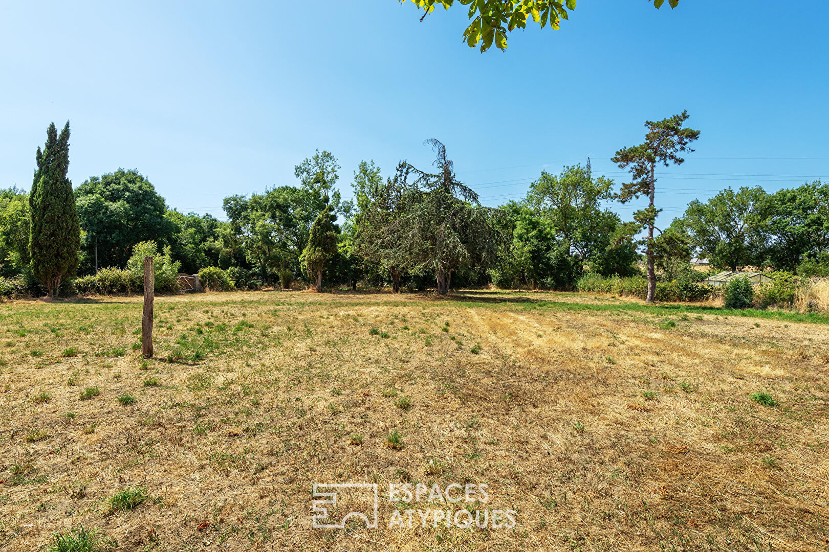 Demeure historique du XVIIème avec parc arboré et dépendances