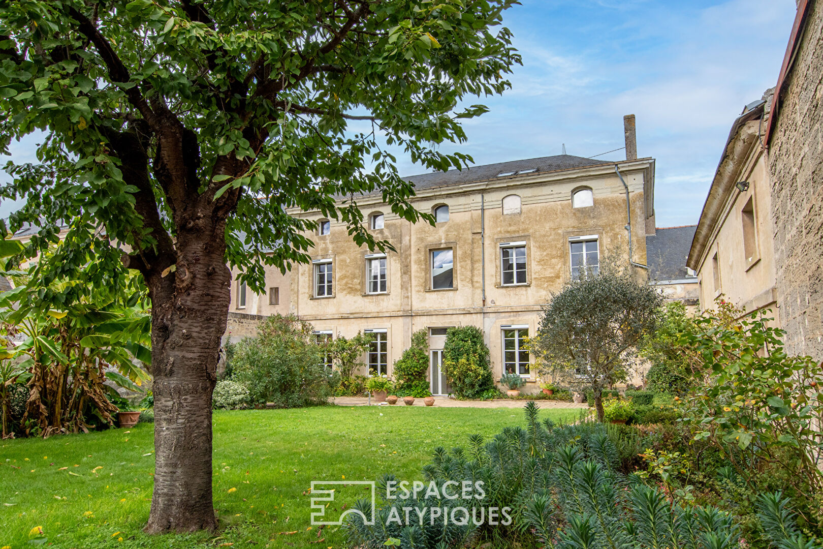 Maison de Maître du XVIIe au charme ancien et jardin secret