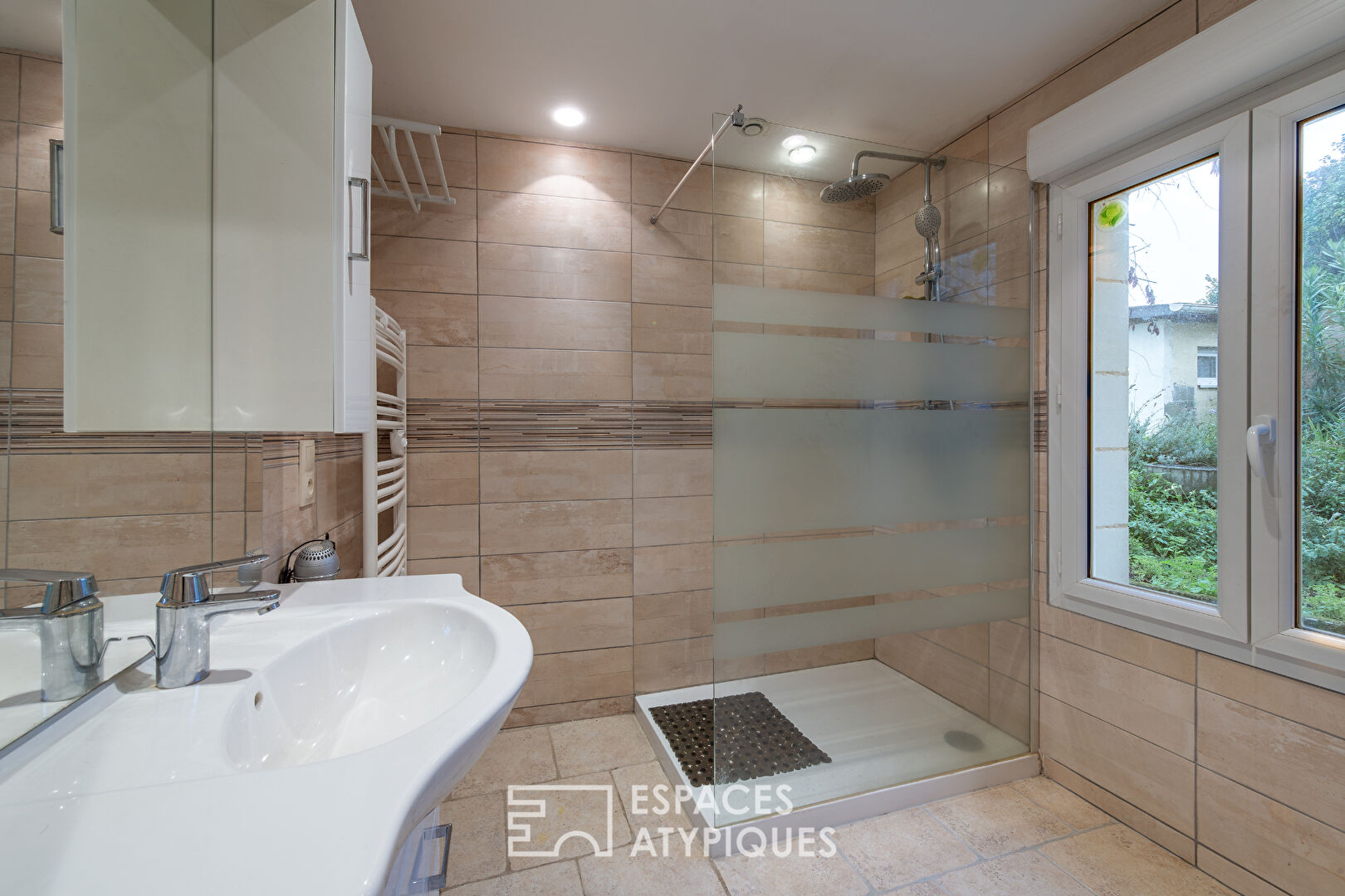 Longère de charme avec dépendances et piscine