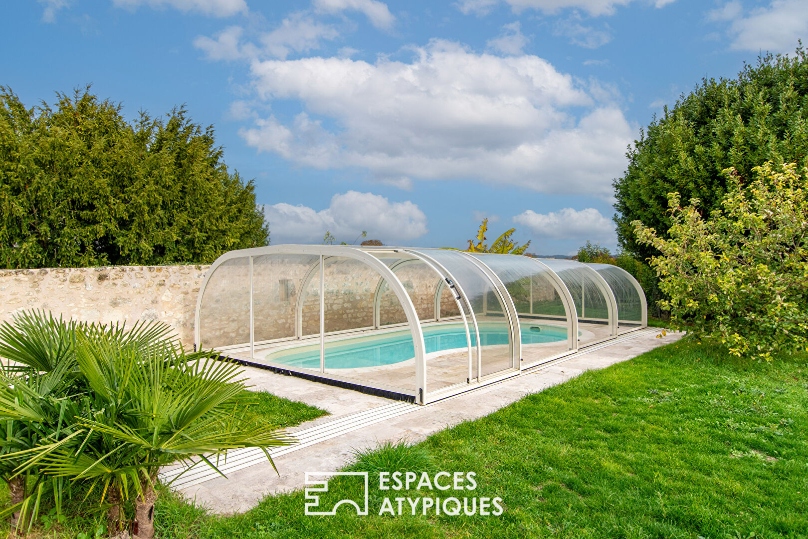 Longère de charme avec dépendances et piscine