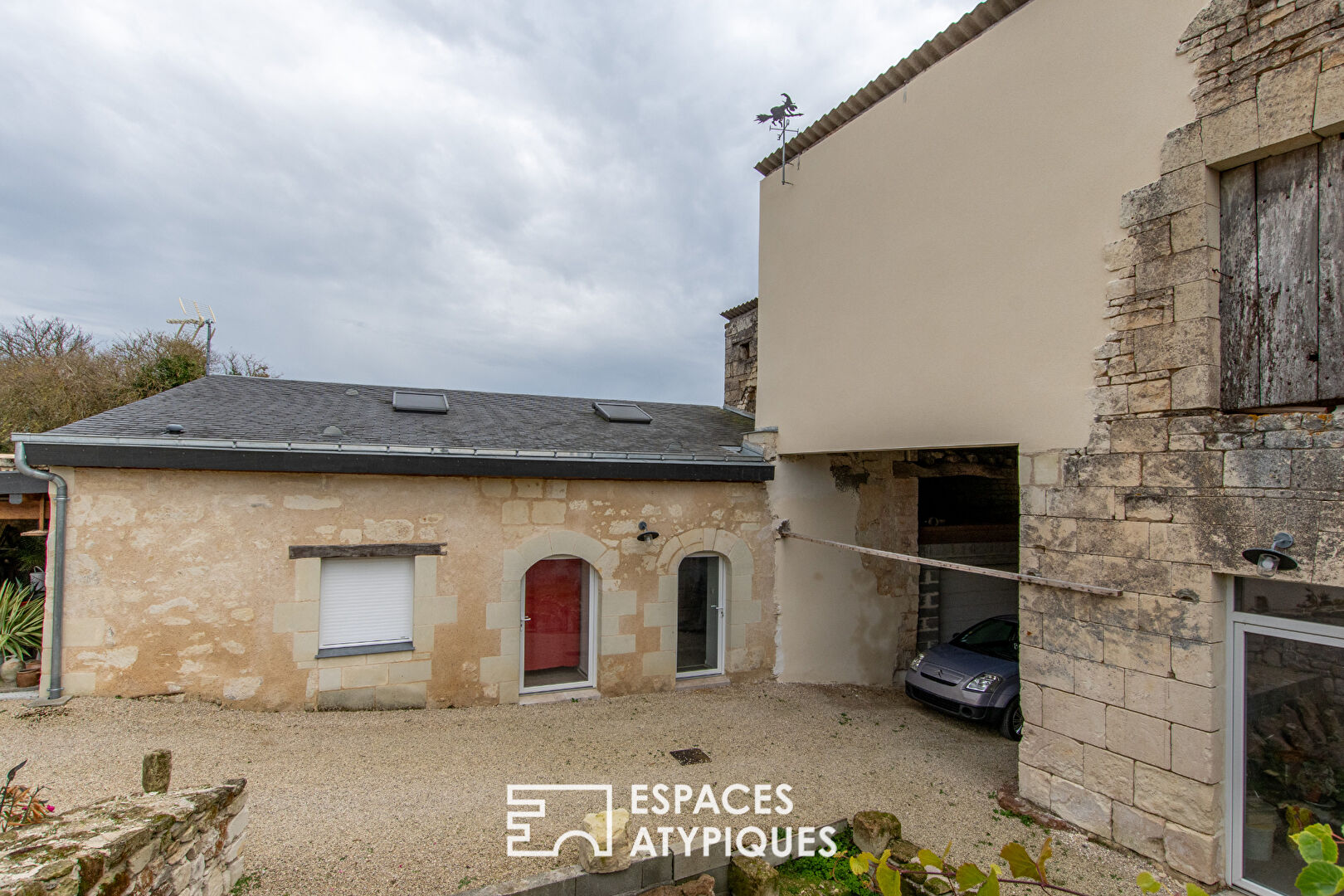 Longère de charme avec dépendances et piscine