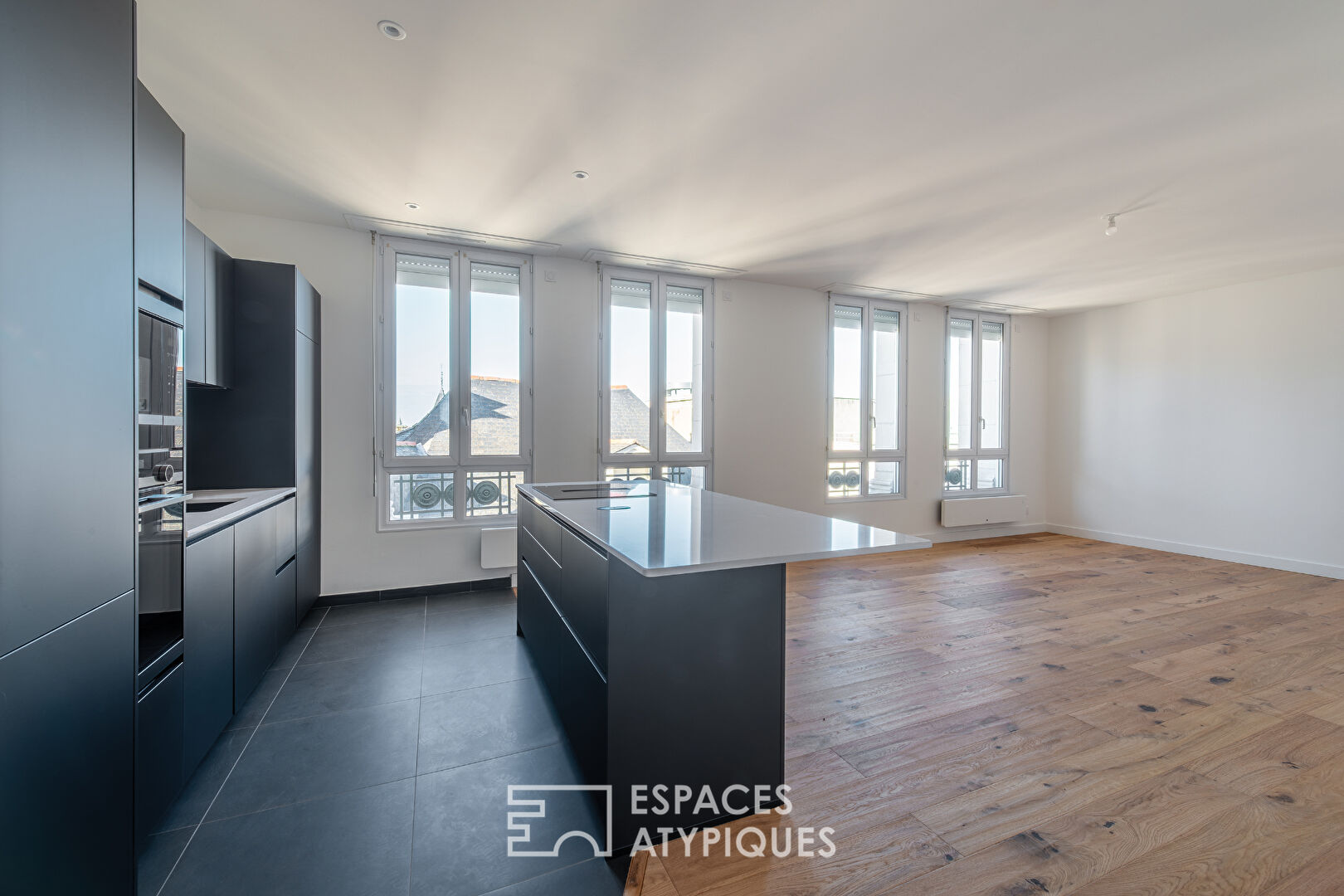 High-end apartment in the heart of the city center