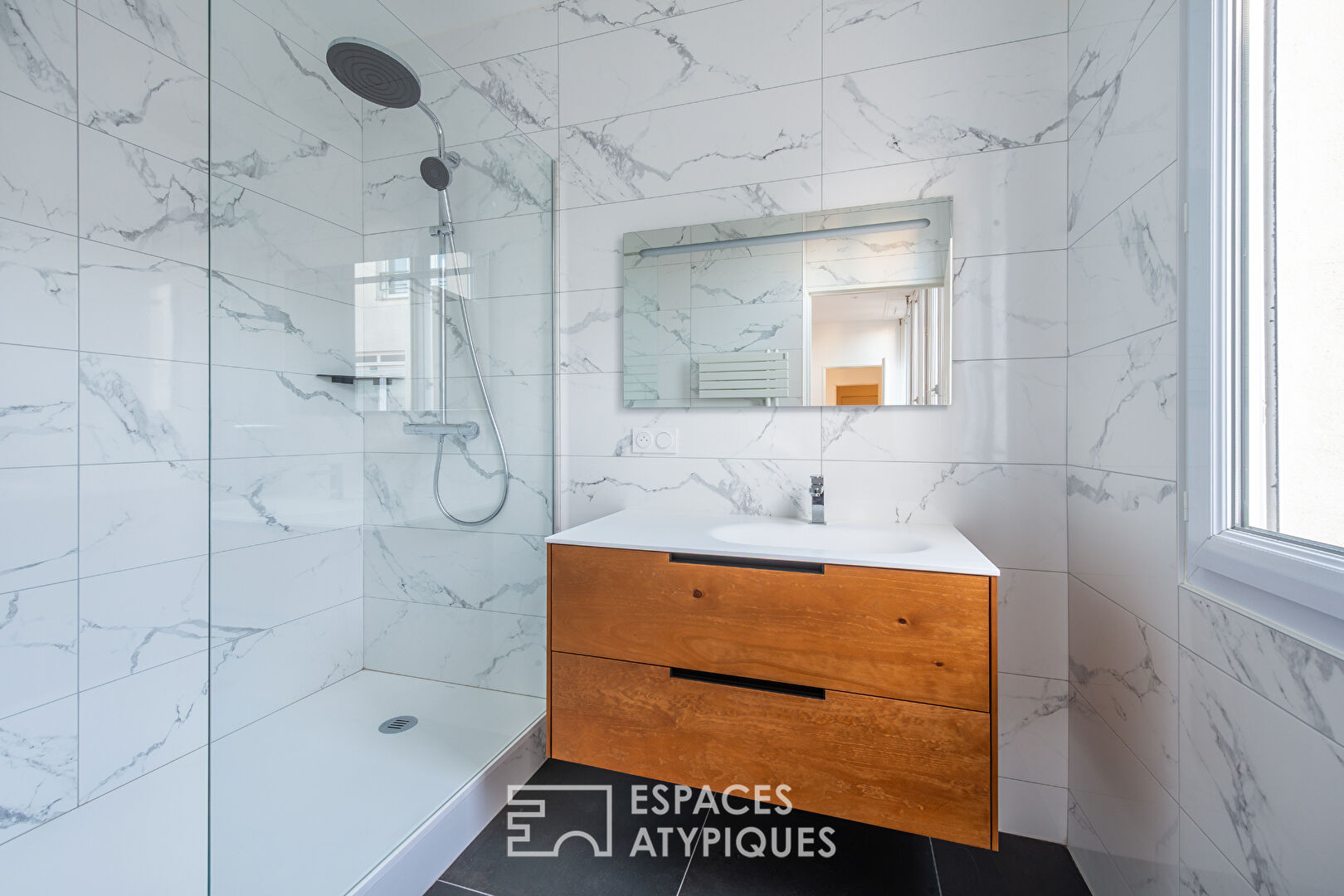 High-end apartment in the heart of the city center