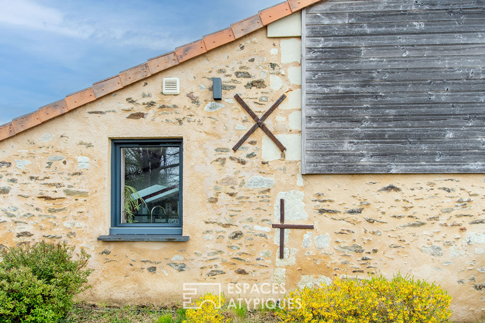 Peaceful renovated old farmhouse with swimming pool