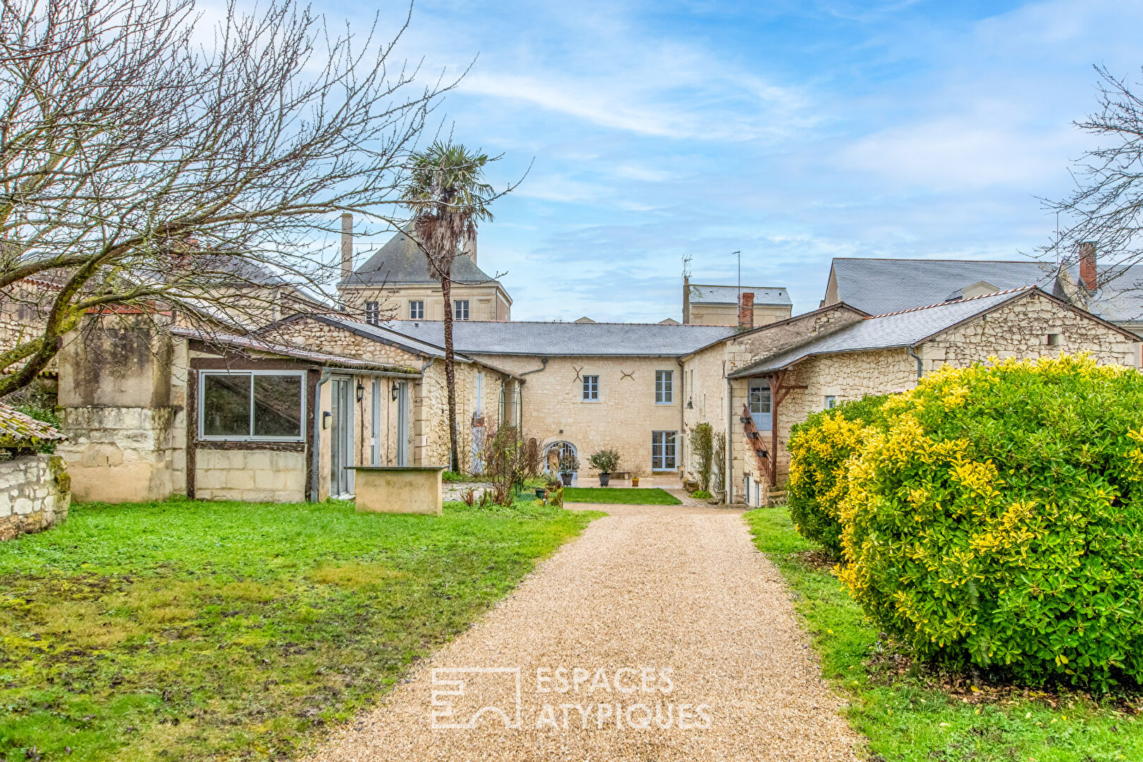 Propriété de caractère entre cour et jardin