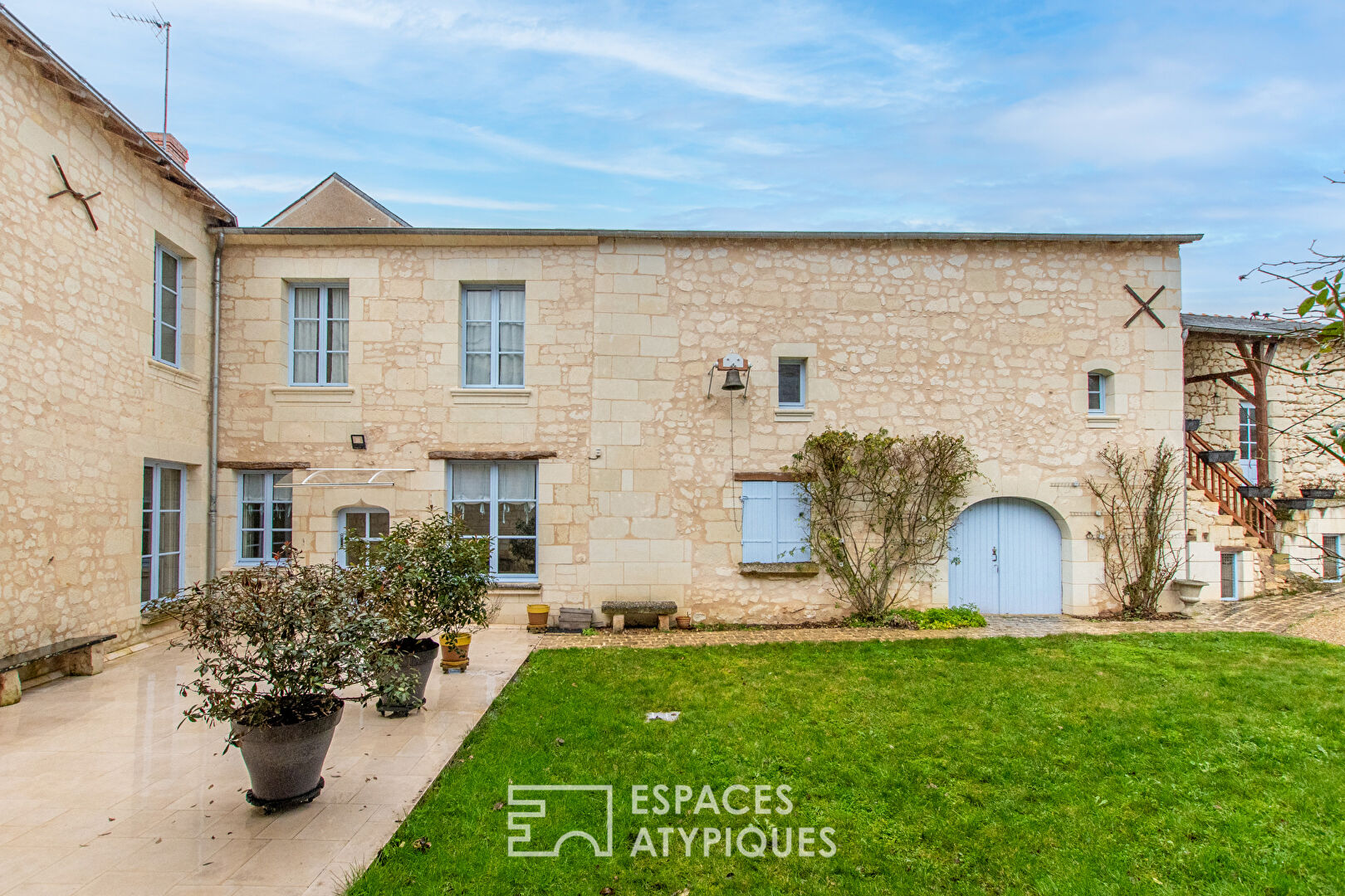 Propriété de caractère entre cour et jardin