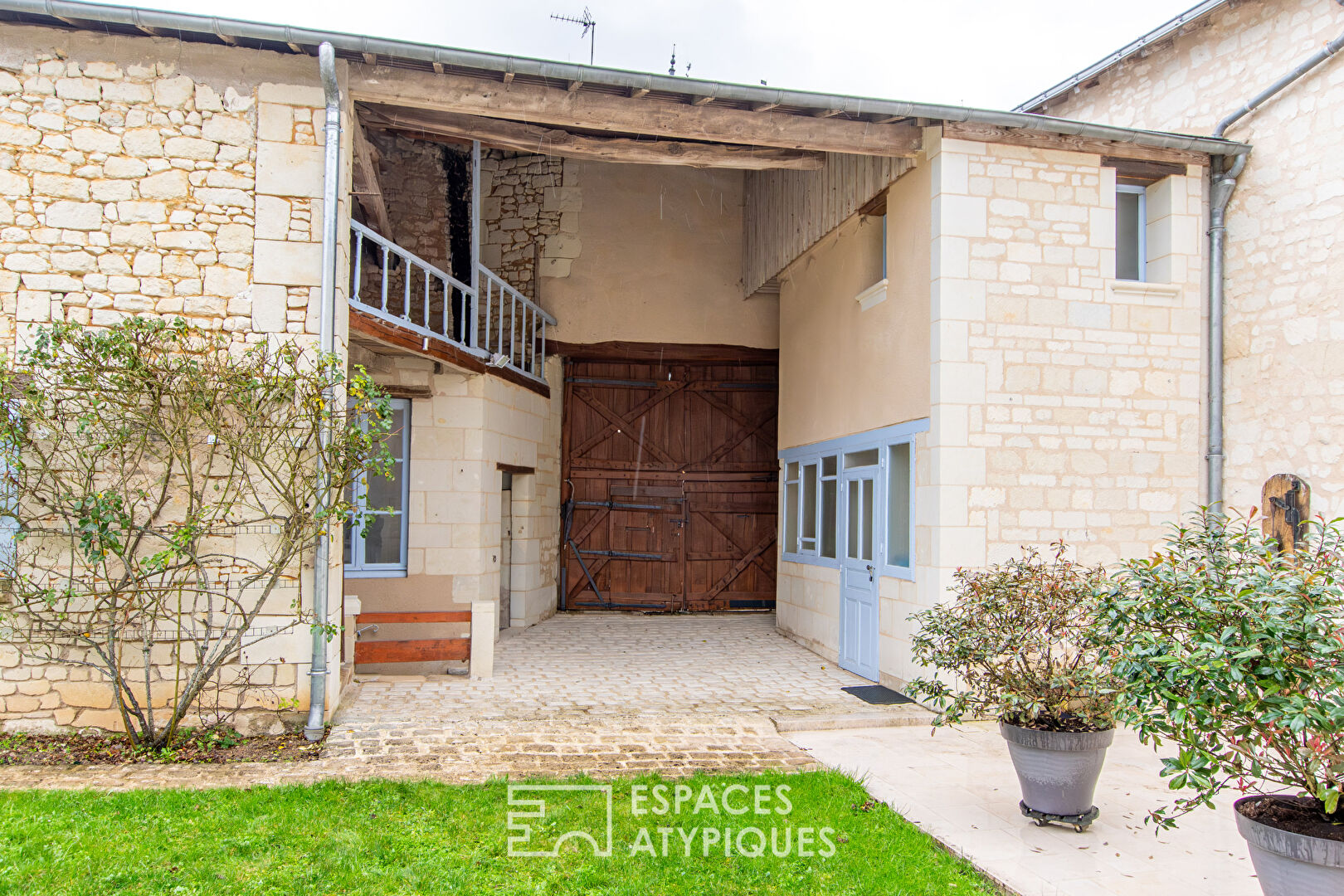 Propriété de caractère entre cour et jardin