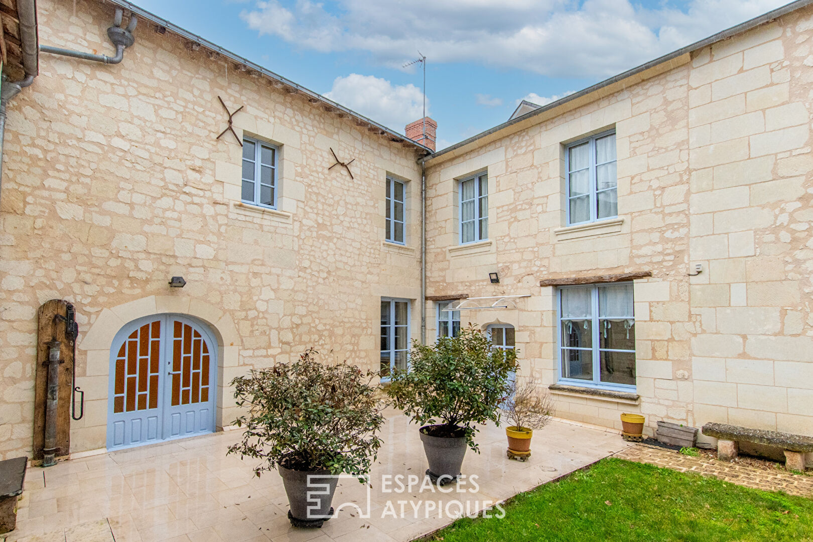 Propriété de caractère entre cour et jardin