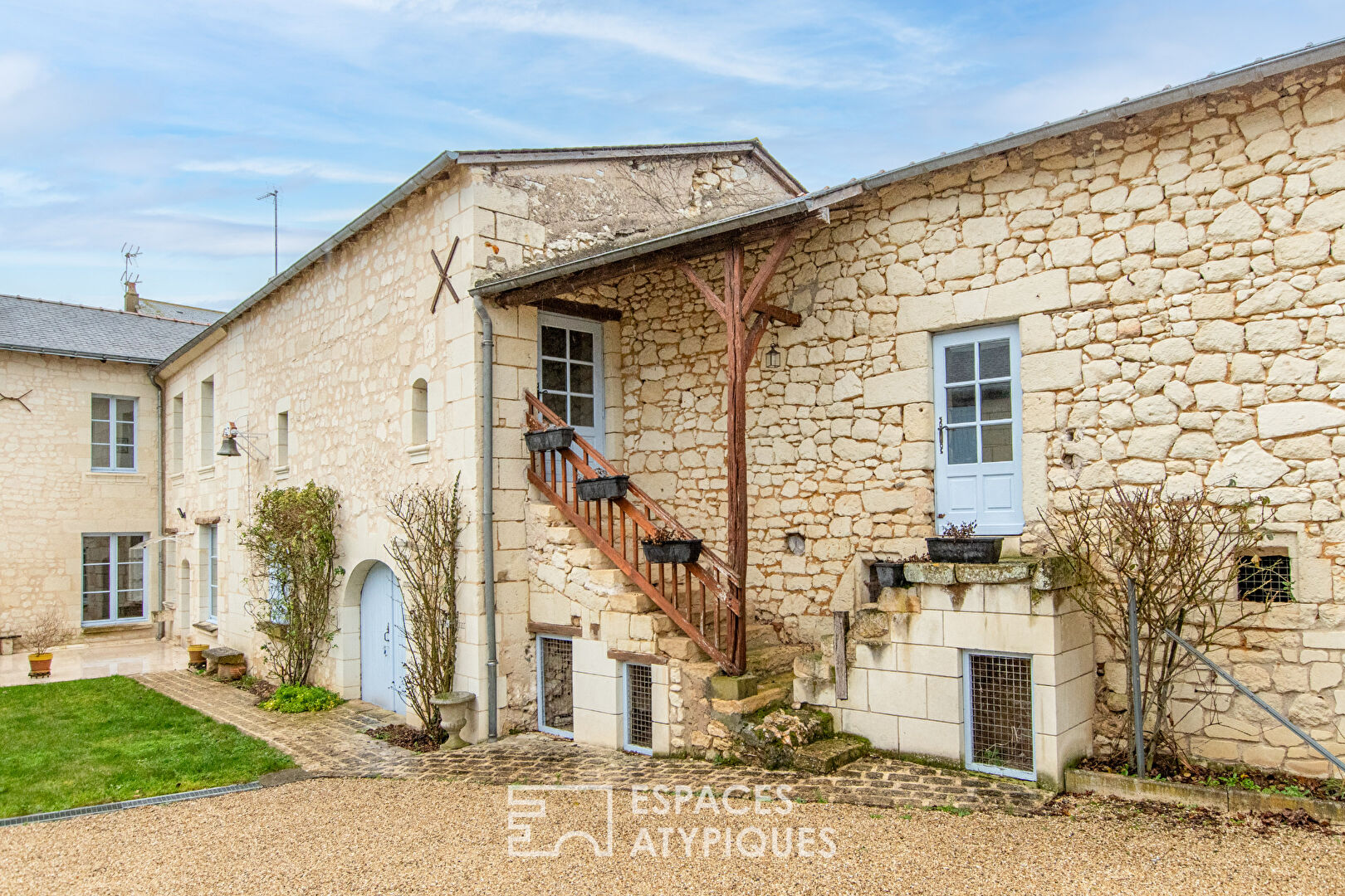 Propriété de caractère entre cour et jardin