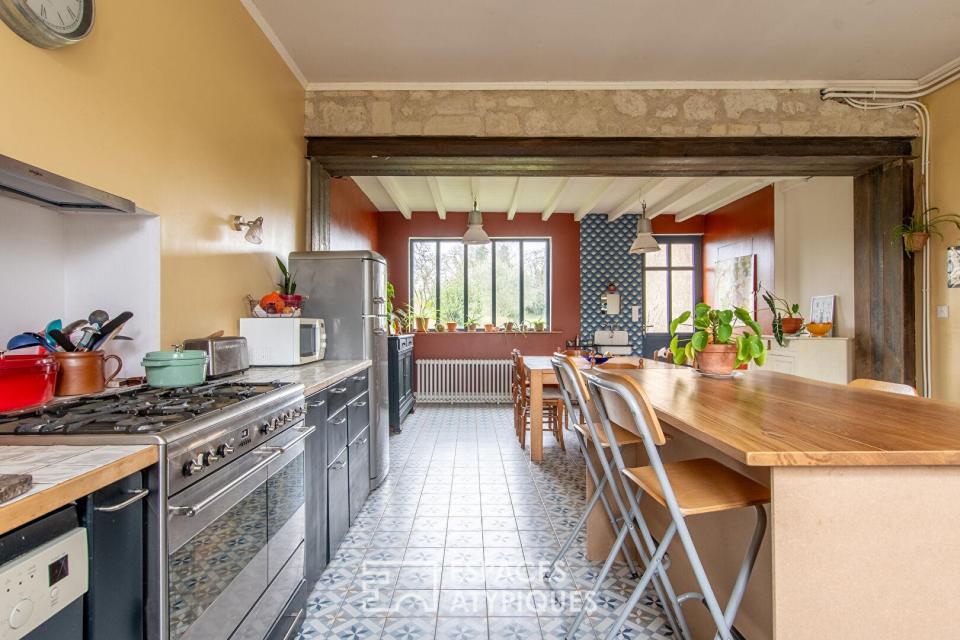 Maison de caractère avec grange et jardin arboré en coeur de village.