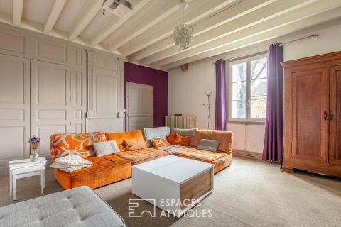 Maison de caractère avec grange et jardin arboré en coeur de village.