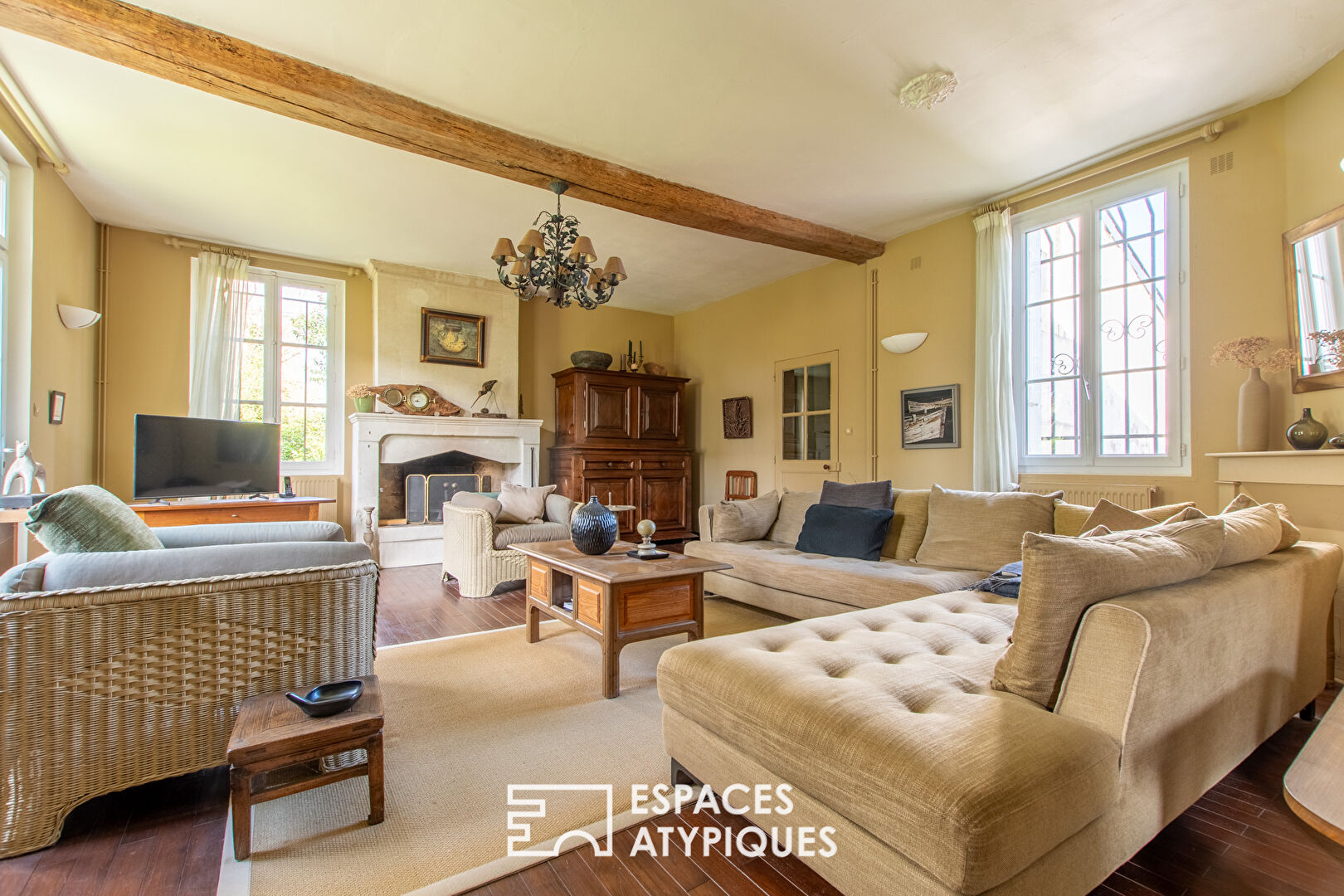 Beautiful property in a rural setting with meadow and boxes for horses