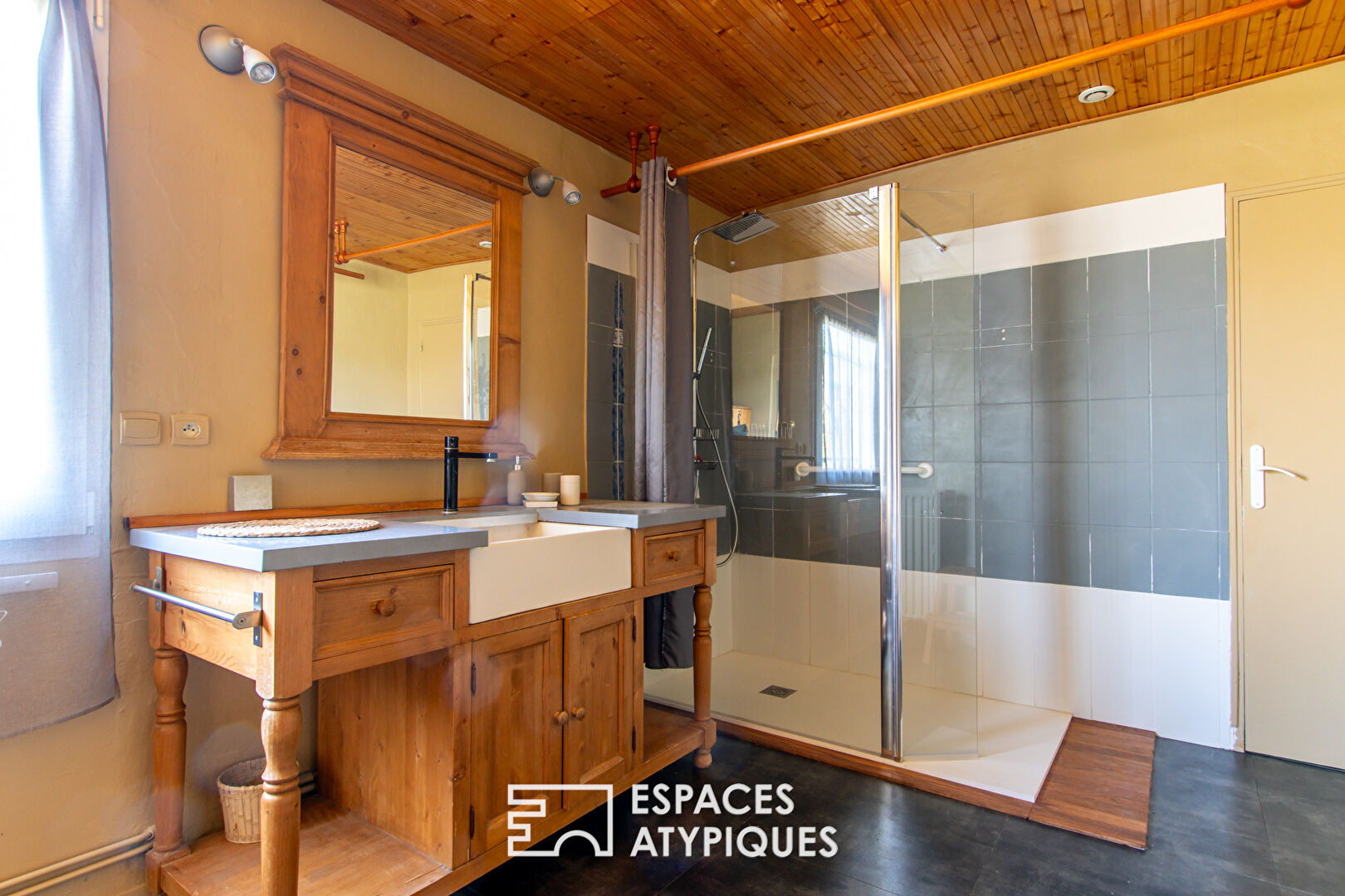 Beautiful property in a rural setting with meadow and boxes for horses