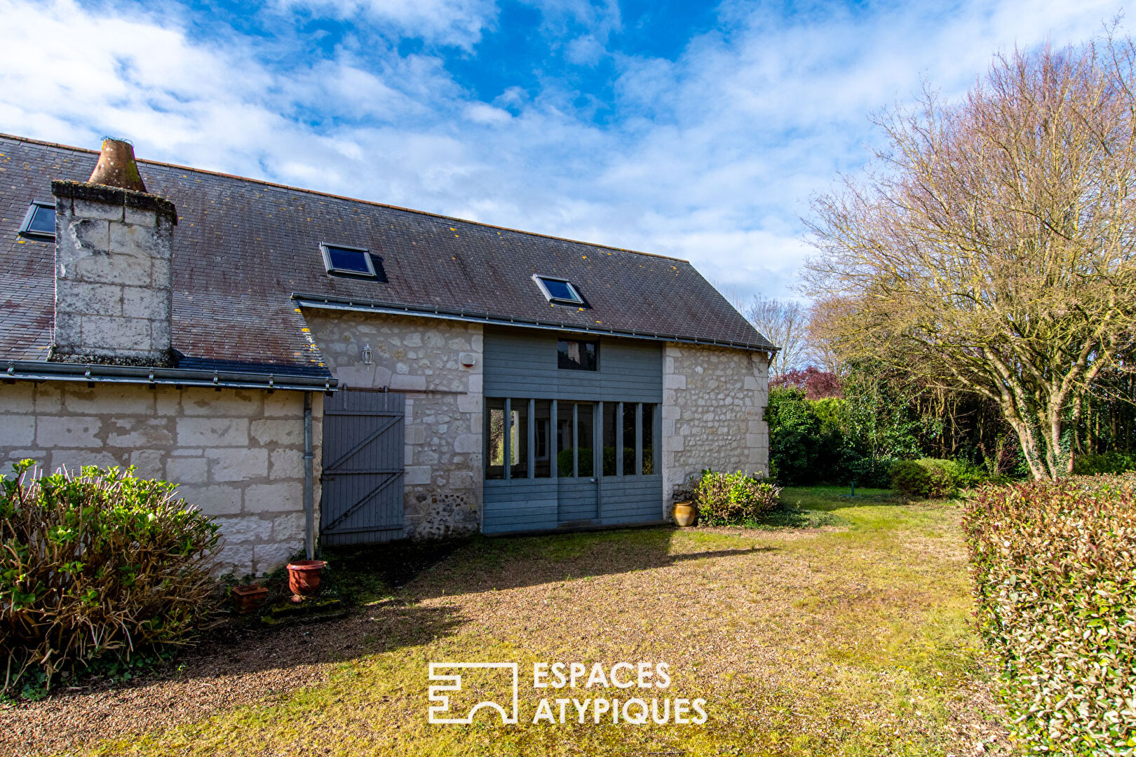 Beautiful property in a rural setting with meadow and boxes for horses