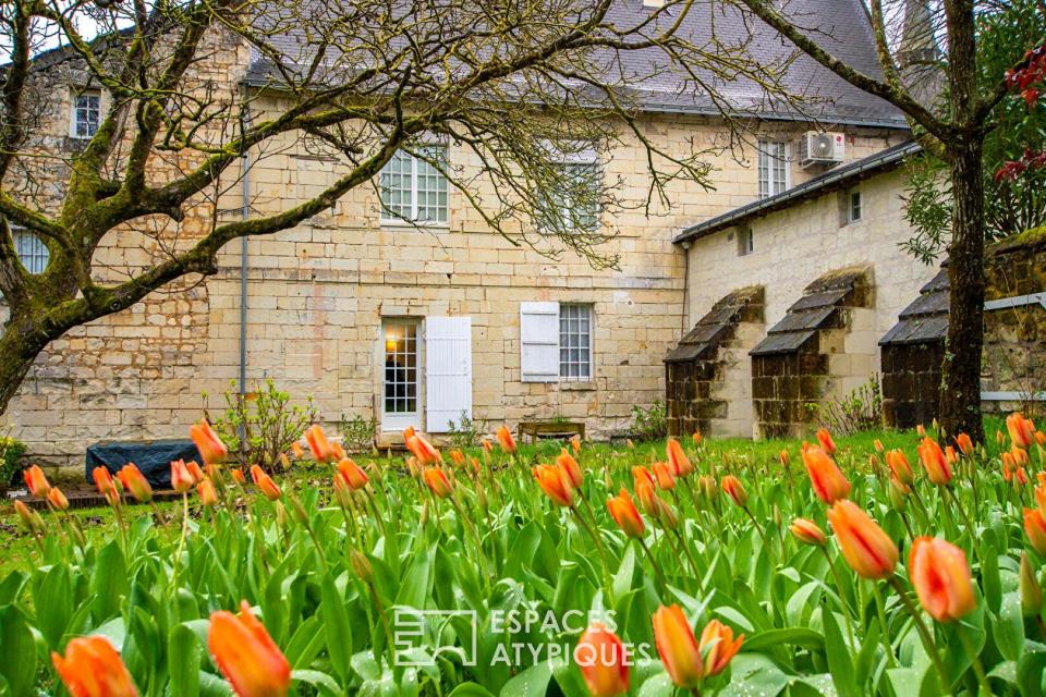 Maison historique  avec vue sur l'abbatiale  de Fontevraud