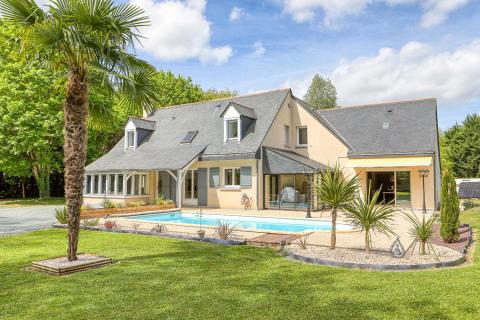 Contemporary country house on 1.7 hectares of unspoiled nature