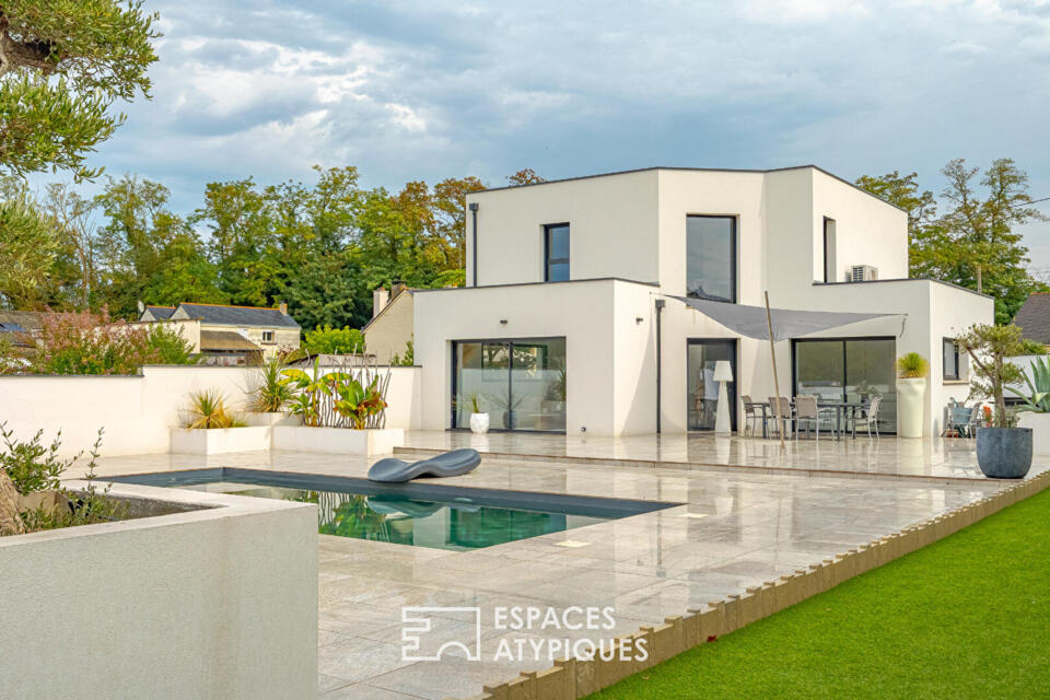 Élégante contemporaine avec piscine