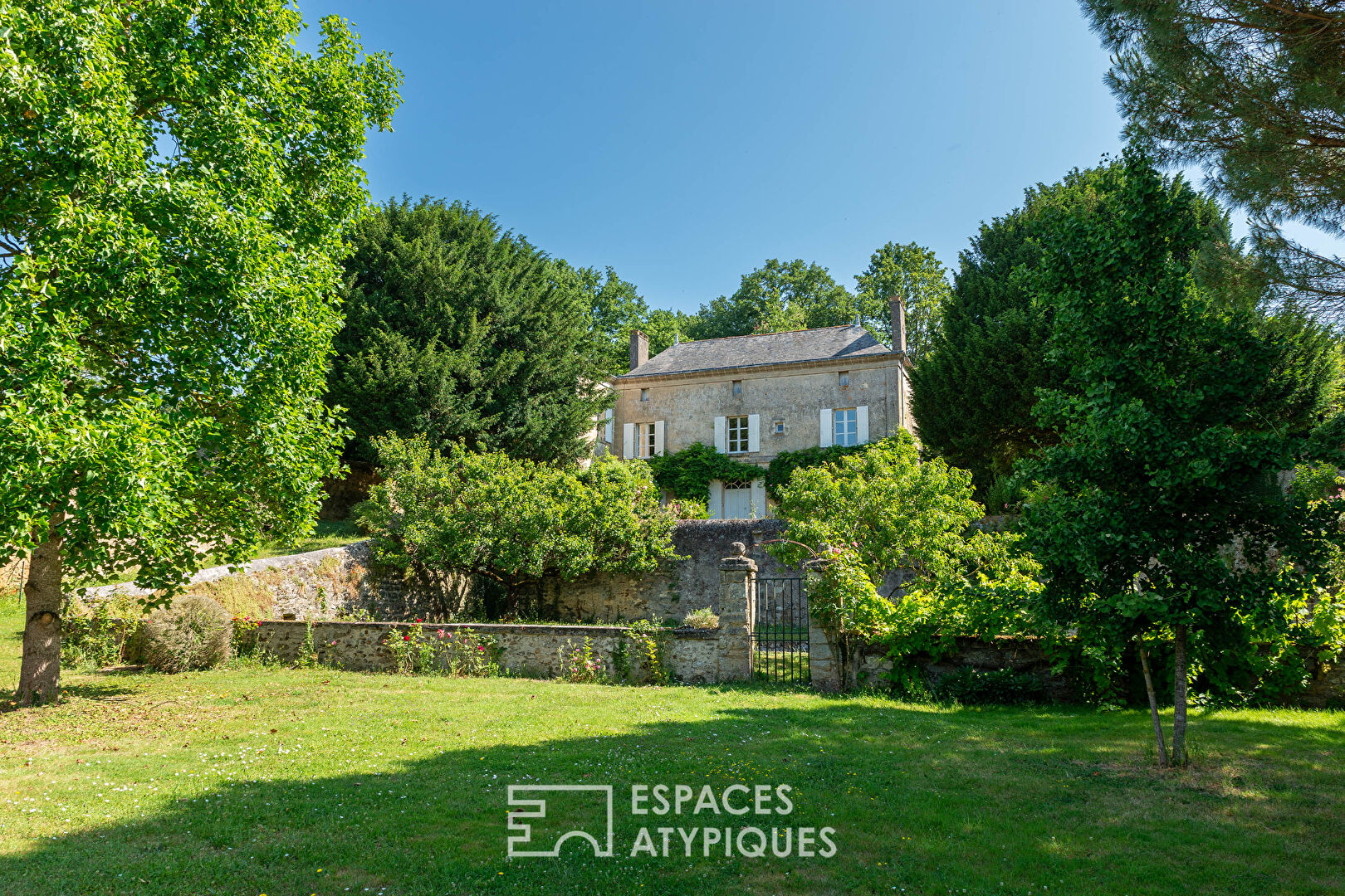 Propriété du XIXème siècle avec dépendances et parc arboré