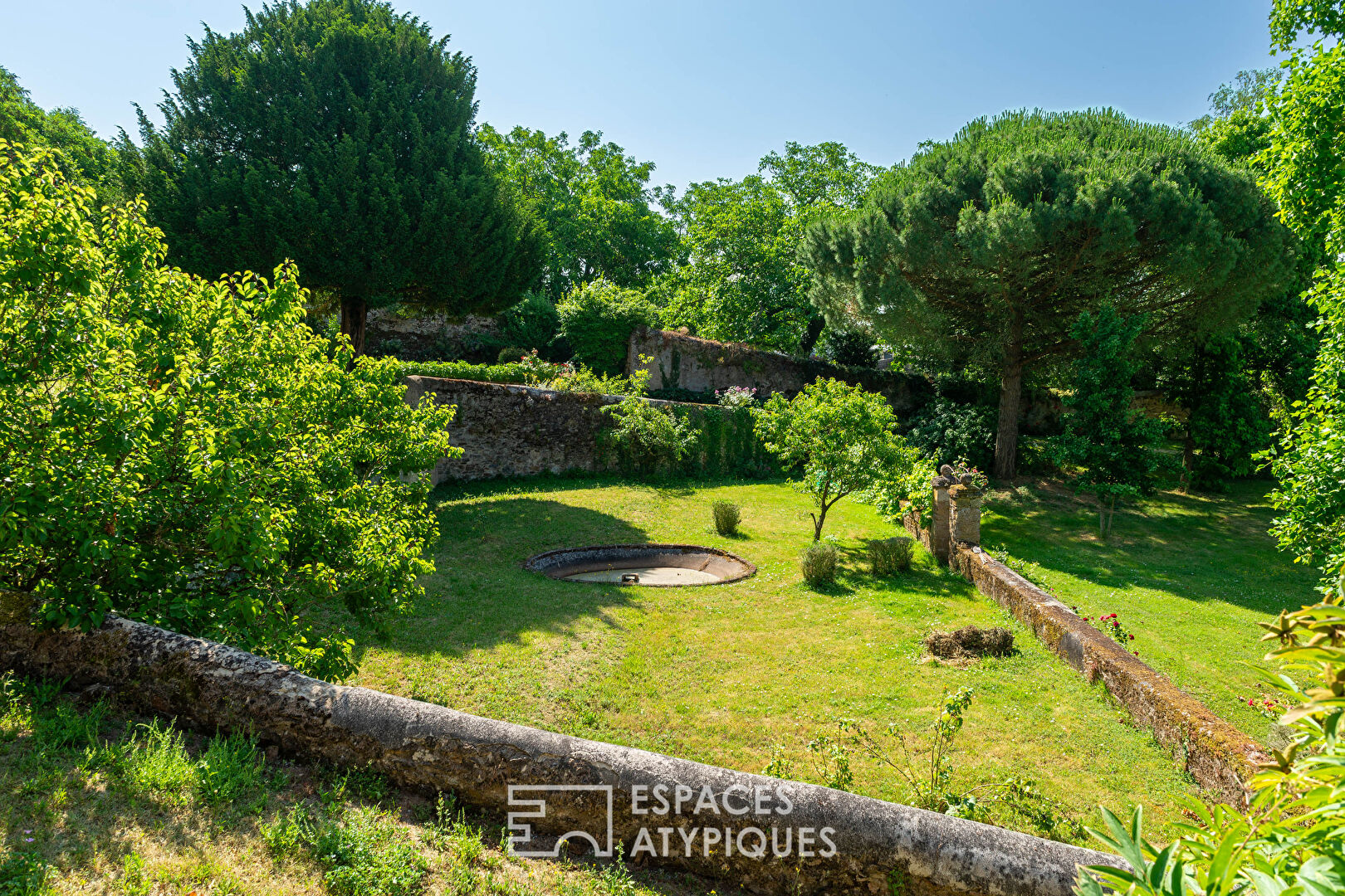 Propriété du XIXème siècle avec dépendances et parc arboré