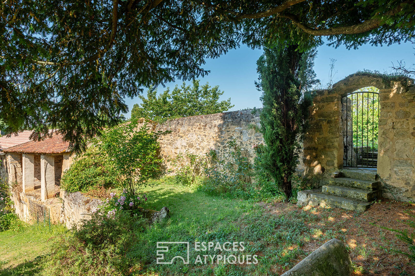 Propriété du XIXème siècle avec dépendances et parc arboré