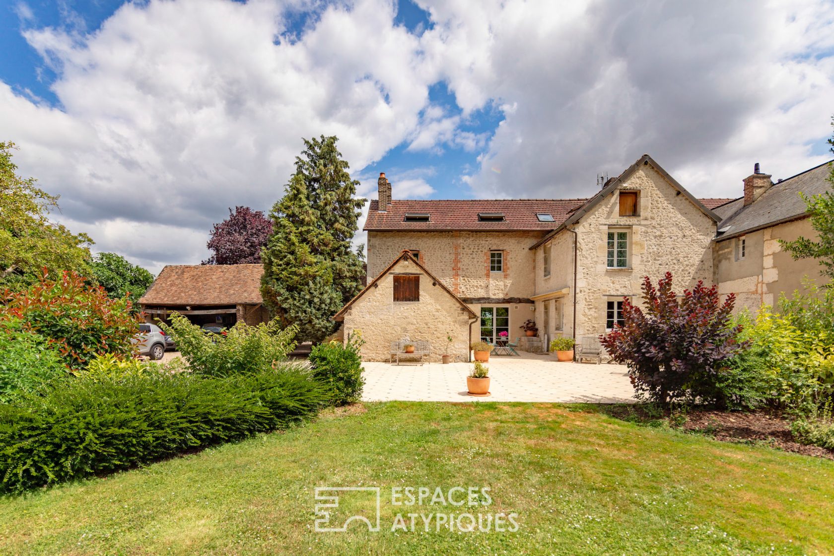 House of the 18th century restructured on the edge of the Seine