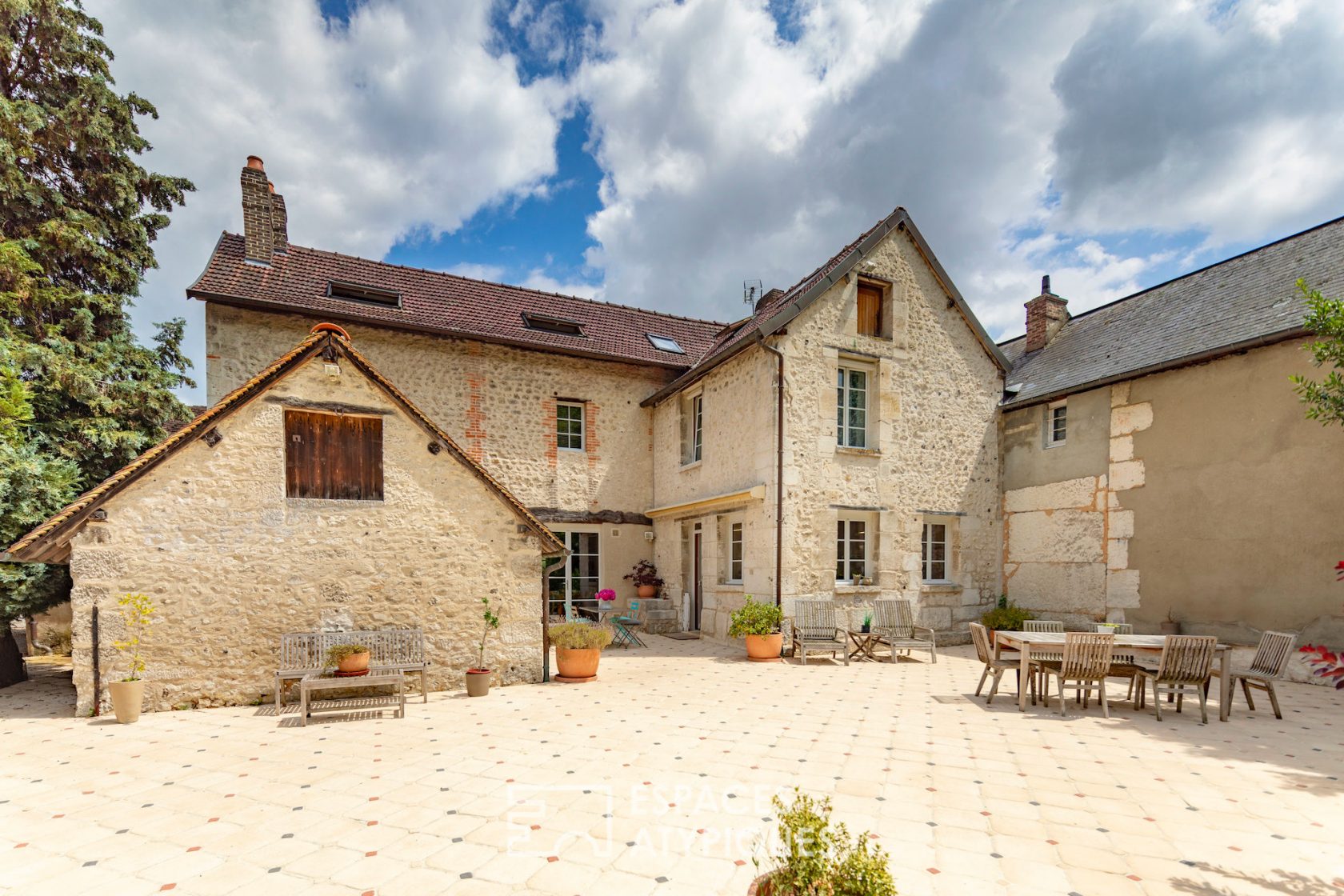 House of the 18th century restructured on the edge of the Seine