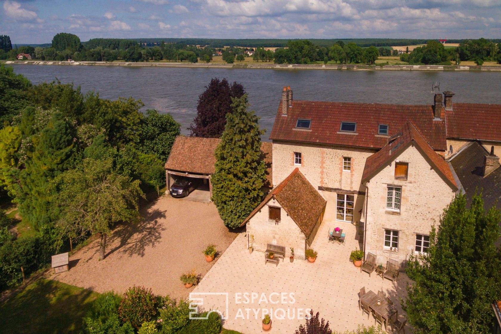 Maison du 18ème siècle restructurée en bord de Seine