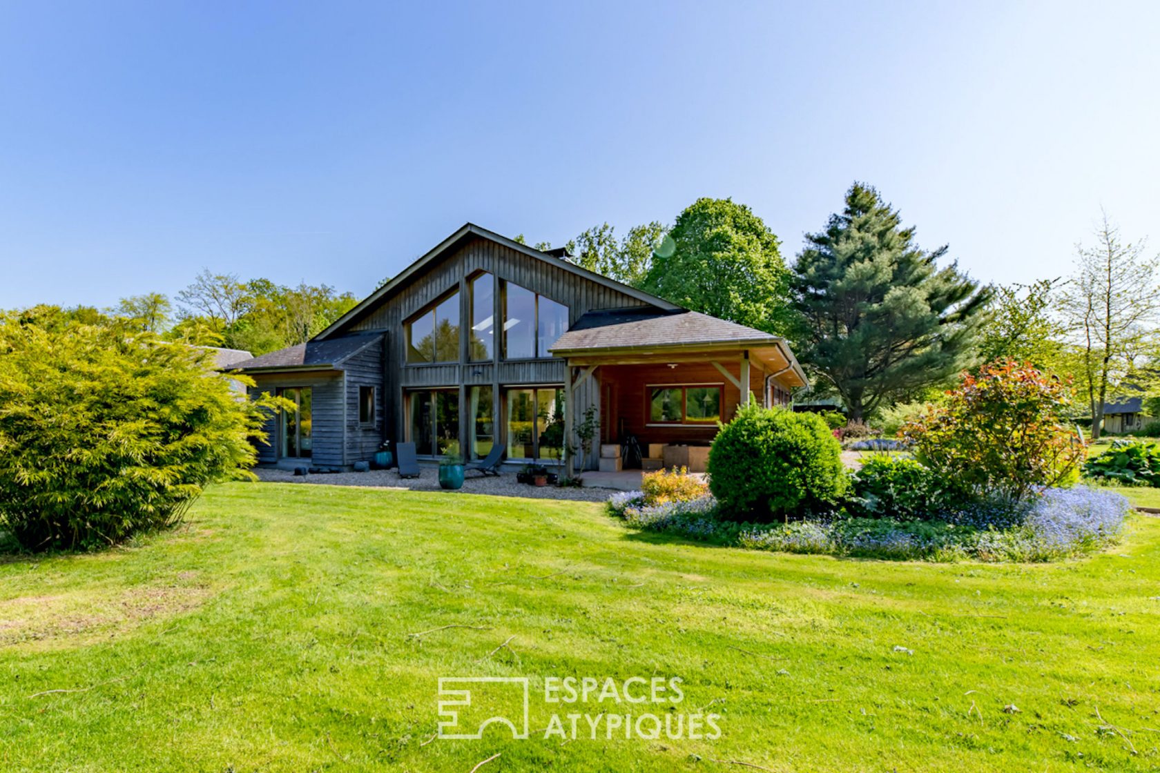 Maison contemporaine à ossature bois et dépendances normandes