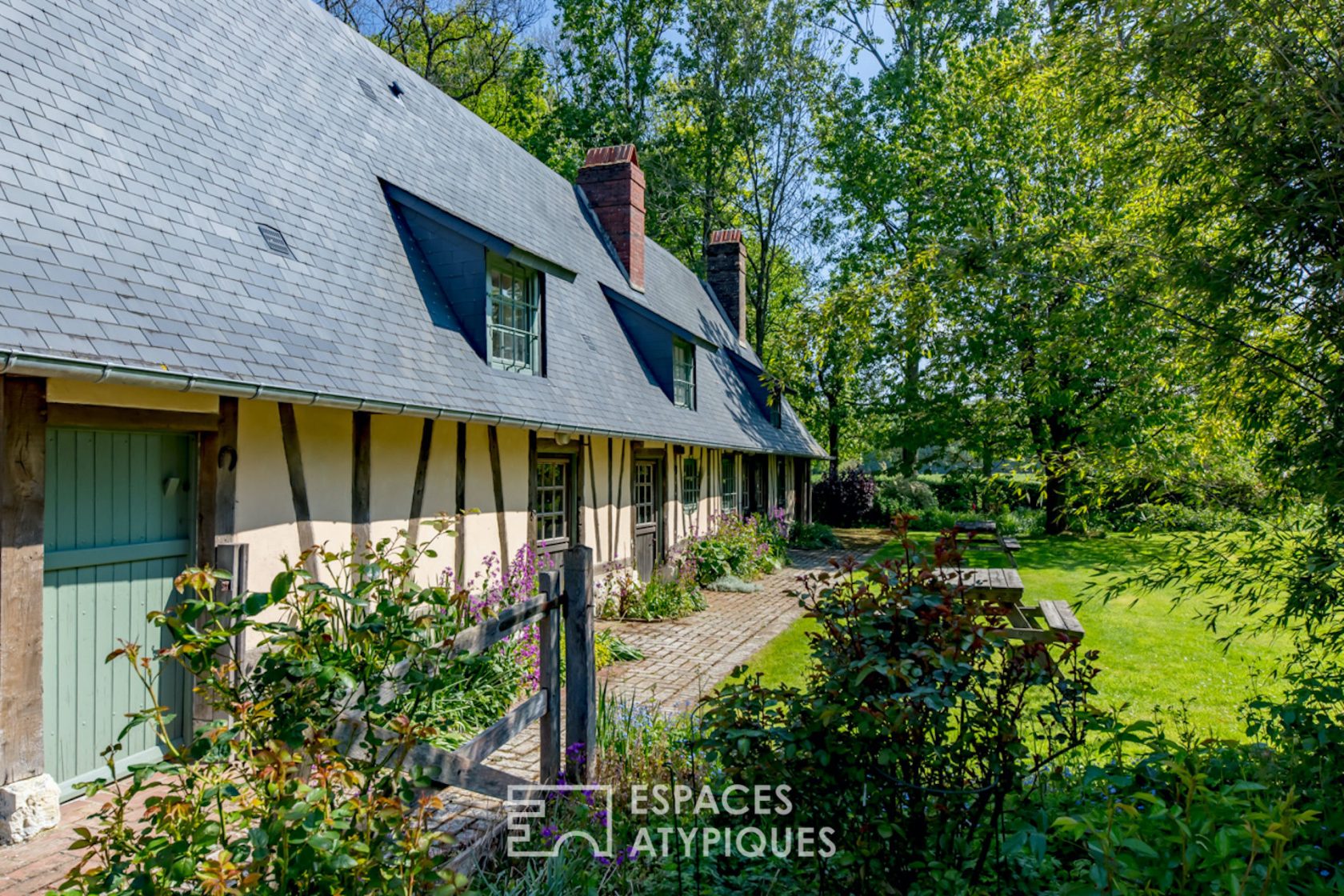 Maison contemporaine à ossature bois et dépendances normandes